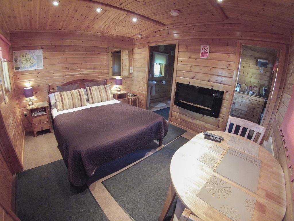 Cypress Log Cabins Accommodation Godshill  객실 사진